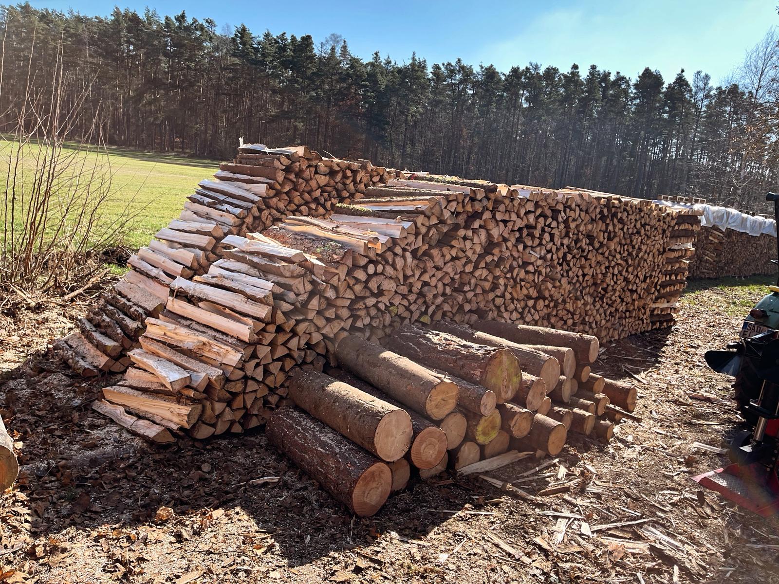 Brennholzverkauf HB - Qualitätskontrolle und Lagerung von Brennholz
